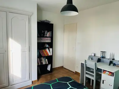 a room with a desk and a book shelf with books at Une maison provençale dans la pinède - A Provençal house in a pine forest in Lambesc