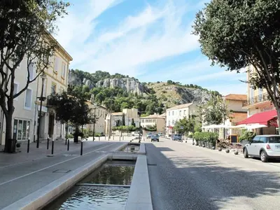 a city street with a pond in the middle at Mobil Home PMR avec Terrasse à Cavaillon - API-1-52-1378 in Cavaillon