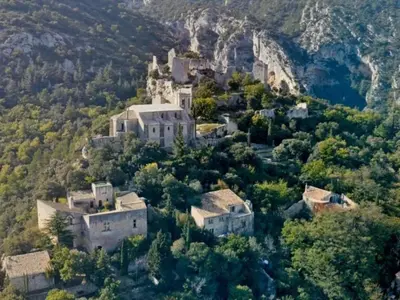 a village on the side of a mountain at Mobil-home 32m² avec terrasse, 3 chambres à Cavaillon, 8 pers. - API-1-52-1384 in Cavaillon