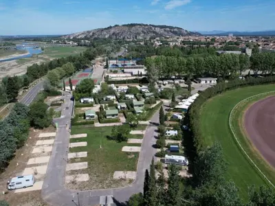an aerial view of a park with trees and vehicles at Mobil-home 32m² avec terrasse, 3 chambres à Cavaillon, 8 pers. - API-1-52-1384 in Cavaillon