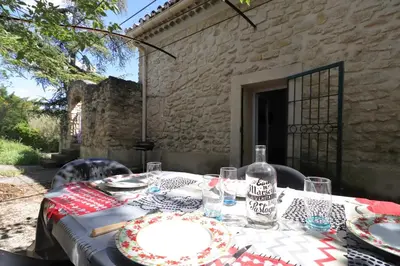 a table with a table cloth with a plate on it at Gîte Le Relais à Mazan in Mazan
