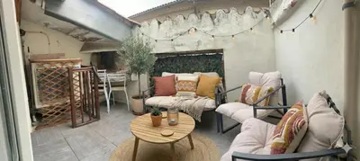 a balcony with a table and chairs on a patio at Maison de ville climatisée avec toit-terrasse privatif in Monteux