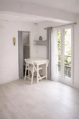 a white table in a white room with a window at Studio Aix Centre idéal séjour pro & tourisme in Aix-en-Provence