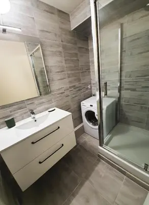 a bathroom with a sink and a shower and a toilet at Appartement Spacieux avec Balcon in Carpentras