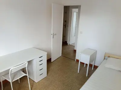 a bedroom with a white desk and two chairs at Colocation 3 chambres - Prix pour 1 chambre - Proche centre-ville historique à pied in Aix-en-Provence