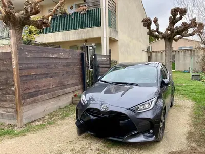 a car parked in front of a house at Charmant appartement velleron in Velleron