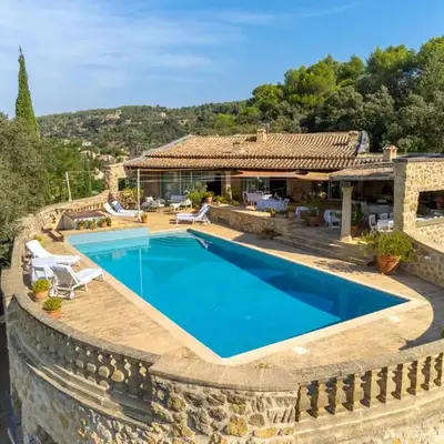 Air-conditioned Provençal country house with pool