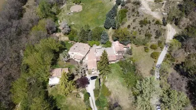 an aerial view of a house with a yard at Le pré de la Chaumette in Pierrevert