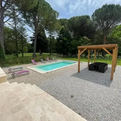 4-bedroom house with a pool