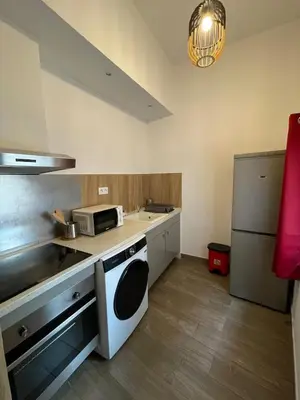 a kitchen with a sink and a microwave at Location studio centre ville Isle sur la sorgue in LʼIsle-sur-la-Sorgue