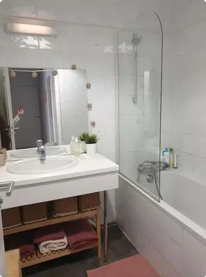a white bathroom with a sink and a shower at Appartement 3 pièces Aix-en-provence in Aix-en-Provence
