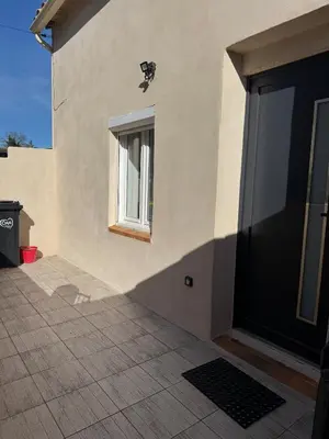 a white house with a window and a door at Ideal Cyclistes Km0 Ventoux RDC cour parking in Bédoin