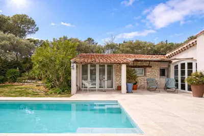 a villa with a swimming pool and a house at Aurenza - Piscine - Jardin paysager - Vue campagne in Éguilles