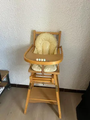 a wooden chair with a shell on top of it at Superbe T4 proche Aix centre ville avec clim et parking in Aix-en-Provence