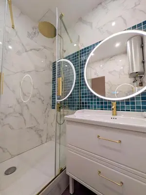 a bathroom with a sink and a mirror and a shower at Plein centre d'Aix, bel appartement T2 rénové in Aix-en-Provence