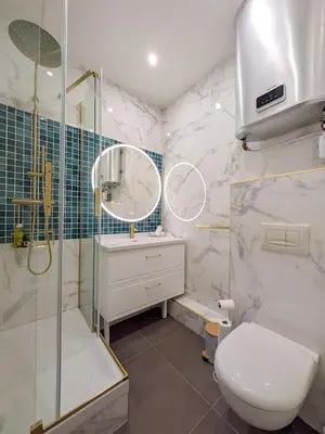 a bathroom with a shower and a toilet and a sink at Plein centre d'Aix, bel appartement T2 rénové in Aix-en-Provence