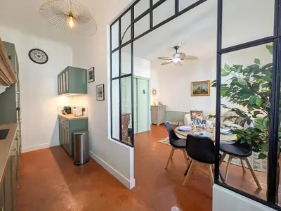 a kitchen and dining room with a table and chairs at Plein centre d'Aix, bel appartement T2 rénové in Aix-en-Provence