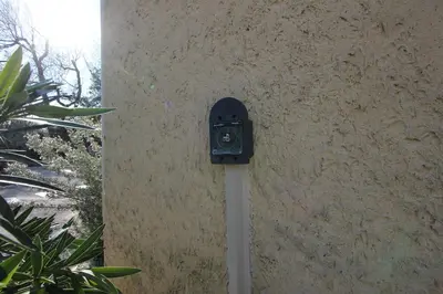 a parking meter on the side of a wall at Havre de paix avec piscine & spa - proche Ventoux in Saint-Didier