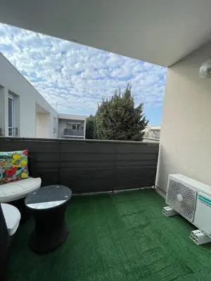 a small balcony with a green flooring in a building at Appartement en résidence privé Avignon Agroparc in Avignon