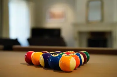 a row of cue balls on a pool table at La Bastide des Plâtrières in La Roque-sur-Pernes