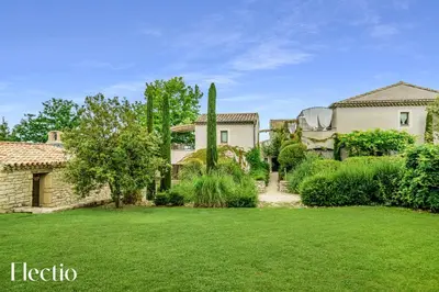 an exterior view of a house with a yard at Résidence Les Petitons in Oppède