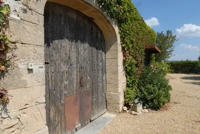an old wooden door in a stone wall at Clos De La Fontaine in Cabrières-dʼAvignon
