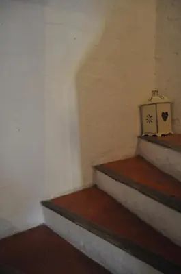 a box sitting on top of some stairs at Appartement L'Atypique in Pertuis