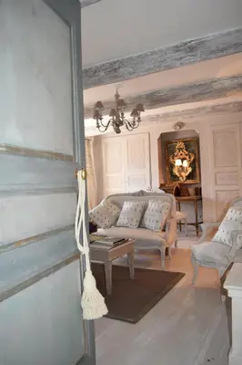 a living room with a couch and a table at Le Clos de Lucie in Lagnes