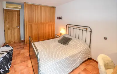 a bedroom with a bed in a room at Awesome Home In Chateuneuf De Gadagne in Châteauneuf-de-Gadagne