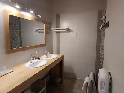 a bathroom with two sinks and a mirror at Mas Auroma in Murs