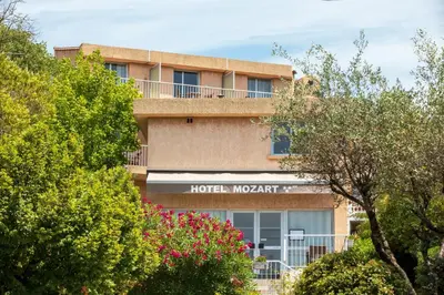 a building with a sign that reads hope modest at Hôtel Le Mozart in Aix-en-Provence
