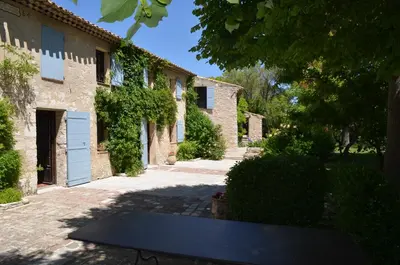 a black bench sitting in front of a building at Campagne Chastel in Aix-en-Provence
