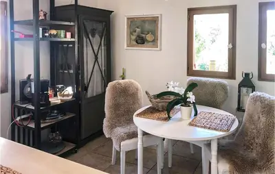 a dining room with a table and chairs at 2 Bedroom Stunning Home In Apt in Apt