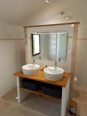a bathroom with two sinks and a mirror at Lou Vergié Maison Provencale au pied du Luberon in Saint-Martin-de-Castillon