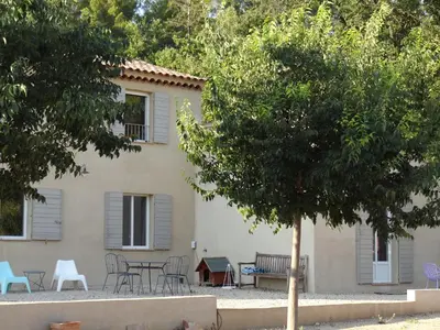 a house with a table and chairs in front of it at Campagne Cérès in Le Puy-Sainte-Réparade