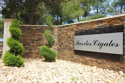 a brick wall with a sign that reads mississippi hyannis at Mas des Cigales in Eygalières