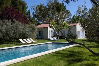 a swimming pool in the yard of a house at Chambre d'hôtes le Mirail in La Motte-dʼAigues