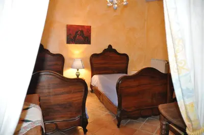 a bedroom with two twin beds and a lamp at Le Petit Labouret in Revest-du-Bion