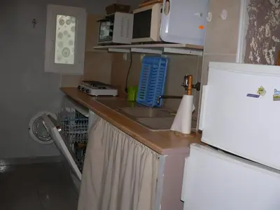 a kitchen with a sink and a microwave and a refrigerator at Gîte chez Cécile à Lagnes, aux portes du Luberon in Lagnes