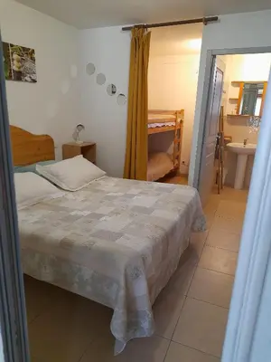 a bedroom with a bed and a bathroom at Gîte chez Cécile à Lagnes, aux portes du Luberon in Lagnes