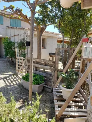 a wooden fence with potted plants in a yard at Gîte chez Cécile à Lagnes, aux portes du Luberon in Lagnes