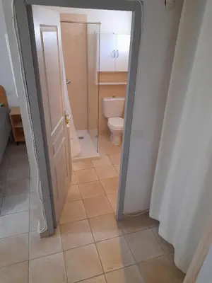 a bathroom with a toilet and a doorway at Gîte chez Cécile à Lagnes, aux portes du Luberon in Lagnes