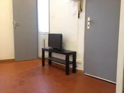 a tv sitting on a table in a room at Appartement le Platane in Pertuis