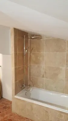 a shower in a bathroom with a tub at Maison d'artiste à Bonnieux in Bonnieux
