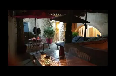 a room with a table and two umbrellas at Maison d'artiste à Bonnieux in Bonnieux