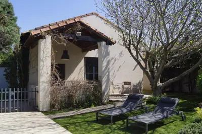 a group of chairs sitting in the yard of a house at Domaine de la Girafe in Eyragues