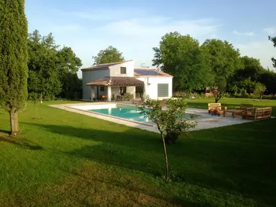 a house with a swimming pool in a yard at Villa charmante à Eyragues avec piscine privée in Eyragues