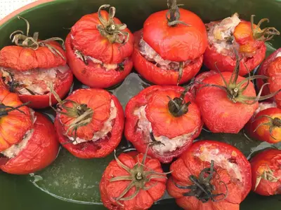 a bunch of red tomatoes in a green bowl at BB 12 LUBERON chambres d'hôtes contemporaines in Gordes