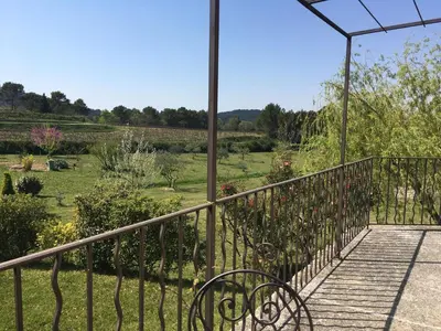 an entrance to a house with an open gate at La Gente in Pernes-les-Fontaines