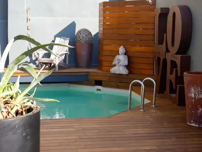 a small swimming pool in a room with plants at Un Ryad a l'Isle in LʼIsle-sur-la-Sorgue